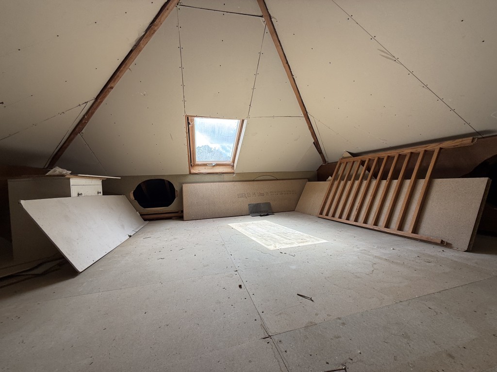 Lot: 114 - DETACHED BUNGALOW WITH APPROXIMATELY 11.6 ACRES, REQUIRING RENOVATION - Loft space area